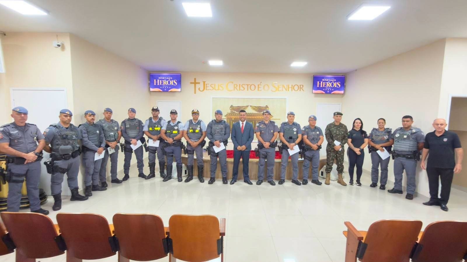 Policiais Militares participam de homenagem aos heróis na Igreja Universal em Andradina
