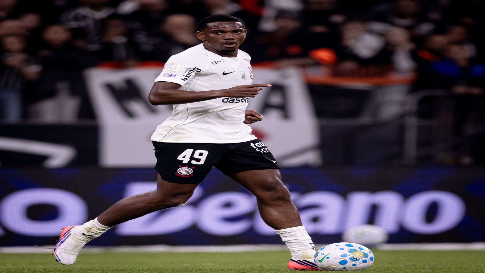 Corinthians e Nottingham Forest negociam transferência de André por R$ 120 milhões