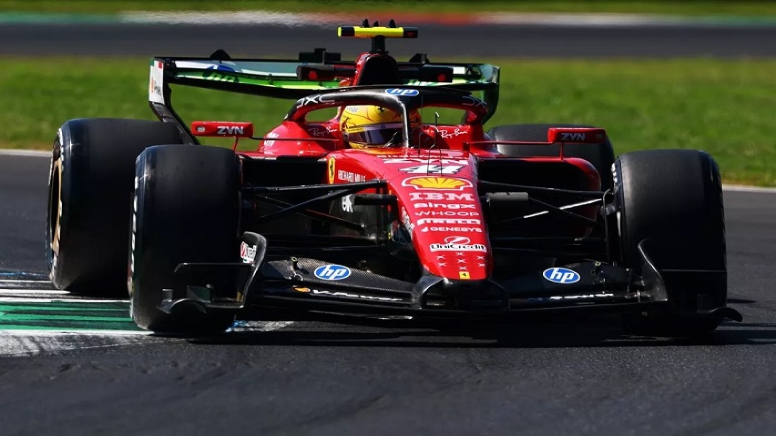 Hamilton pede trabalho em equipe da Ferrari para buscar vitória na F1