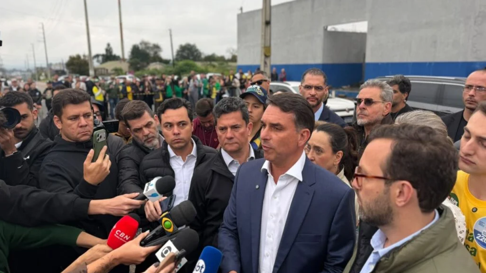 Flávio Bolsonaro visita Filipe Martins em prisão no Paraná e critica Alexandre de Moraes